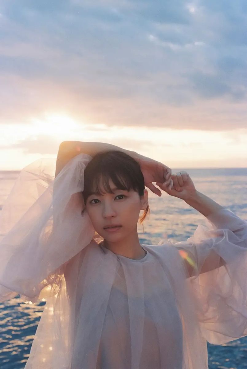写真家 三森いこ撮影、俳優 鳴海唯の季刊ZINE企画第2号『Magic hour “Romantic” PM1:00-4:00 NARUMI YUI』が4月10日（金）に発売。前号とは対極の幻想的な世界観を表現