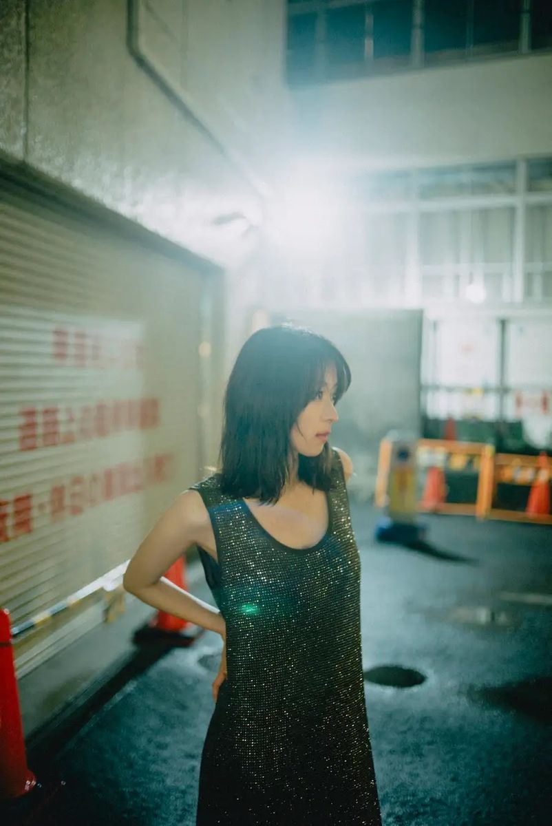 写真家 嶌村吉祥丸が撮影、俳優 鳴海唯の季刊ZINE企画第3号『Magic hour “Mysterious” PM7:00-11:00 NARUMI YUI』が7月10日（金）に発売。夜の東京を舞台に“誰も知らない“一面を表現