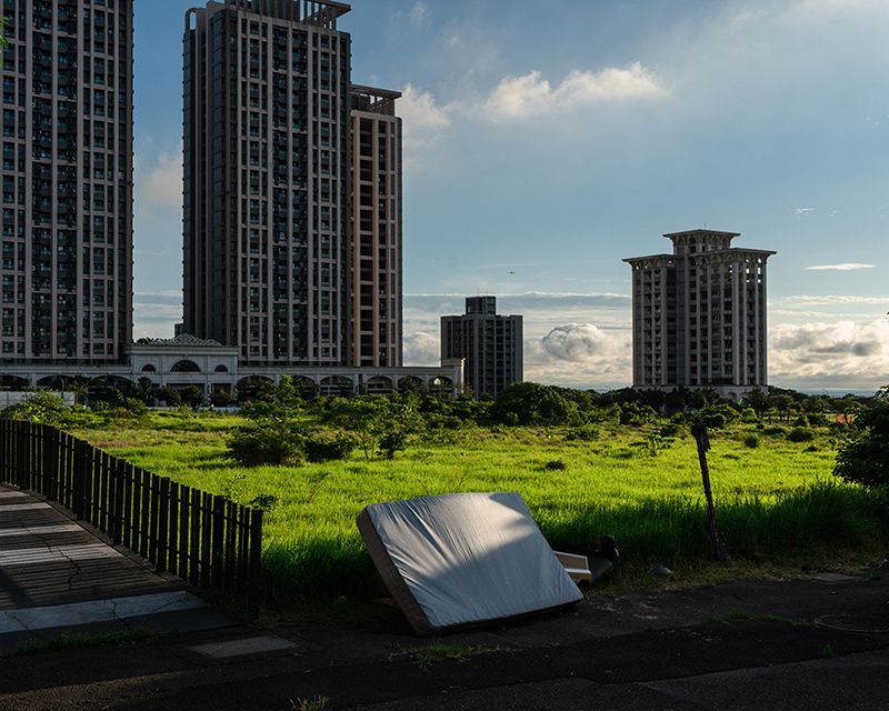 古佳立 写真展「理想と荒野のあいだ / A Town in Waiting」が新宿のTOTEM POLE PHOTO GALLERYで開催。この街がどこへ向かおうとしているのかを見つめて