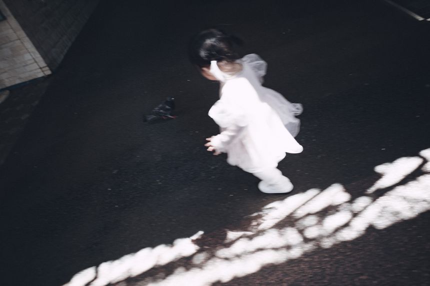 広谷勇樹 写真展「半分は、全と一」が銀座で開催。見えない心の輪郭に静かに触れ、追求していく場