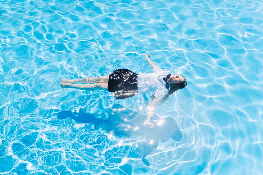 フォトグラファー Setoの写真展「この夏は青の中に」が京都の恵文社で開催。手を伸ばせば届きそうなこの尊い一瞬を“夏”と名付けた