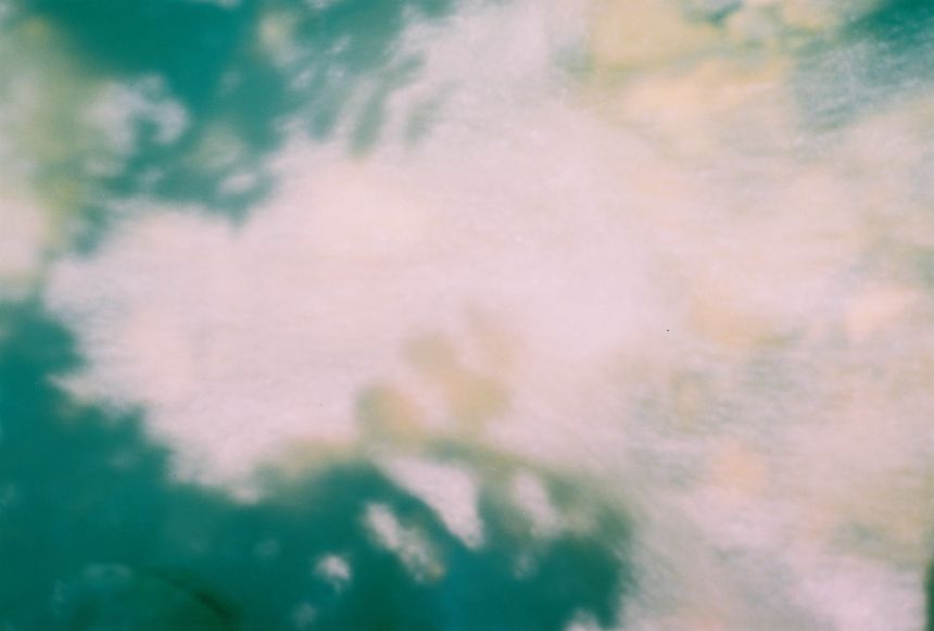 菊池雄介 写真展「Surface」が群馬 桐生で開催。かたちを変え続ける水の一瞬を、期限切れのフィルムで捉える
