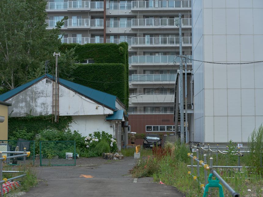 写真家 西田航による新作個展「未名景 — BEFORE MEANING」が、東京 恵比寿にて開催。“見ることは、意味づけることより先にある。”