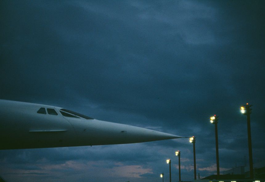 ルーク・オザワ 写真展「CHROME LEGACY」が東京 目黒で開催。伝説となった航空機やエアライン、空港の風景を撮影した作品群を通し、かつて空を彩った時代の記憶をたどる