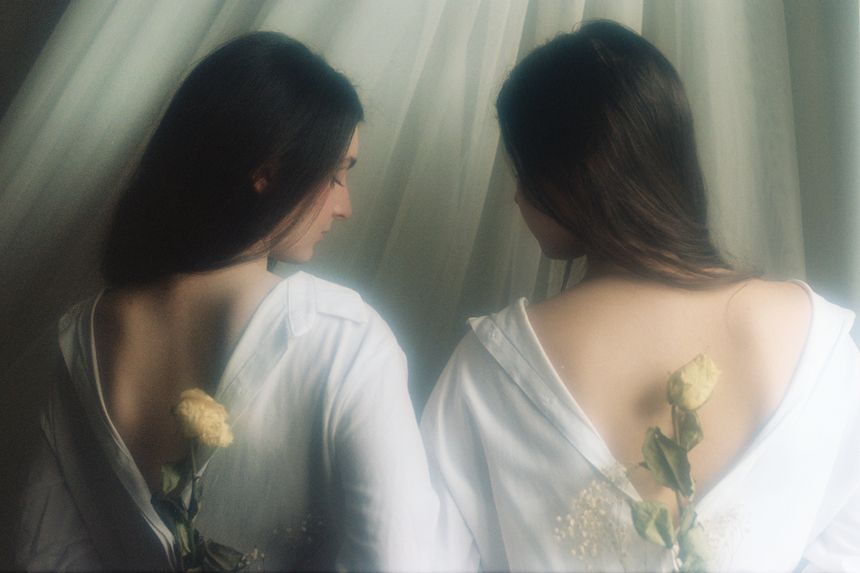 七菜乃 写真展「pre-verbal」が東京 神保町で開催。プリヴァーバル、言葉になる前の感覚、名前をつける前にそこにあったもの