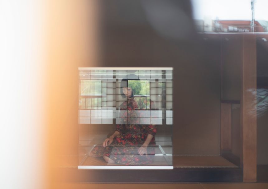 本間理恵子 写真展『此処』が、東京 銀座で開催。閉じこもる場所であり、 ほどけていく場所でもある