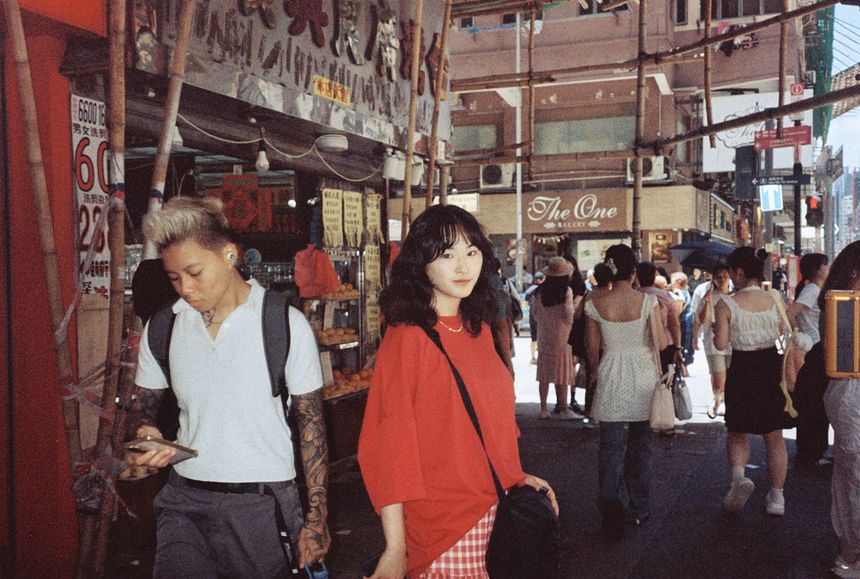 写真家 久保谷遥とモデル 名取五葉のふたり展vol.3「街影」が渋谷で開催。香港で撮影したフィルム写真を展示