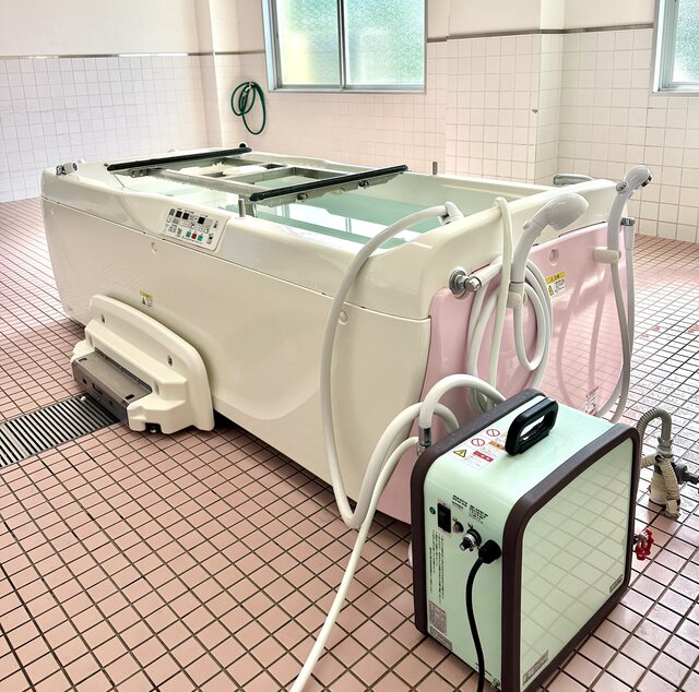 入浴介助の業務負担軽減 微細泡生成装置で職員1.5人減 - ケアニュース