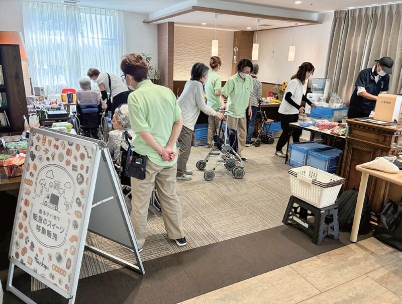 阪急阪神百貨店 走るデパ地下 阪急の和洋菓子・あゆみシューズの合同イベント開催