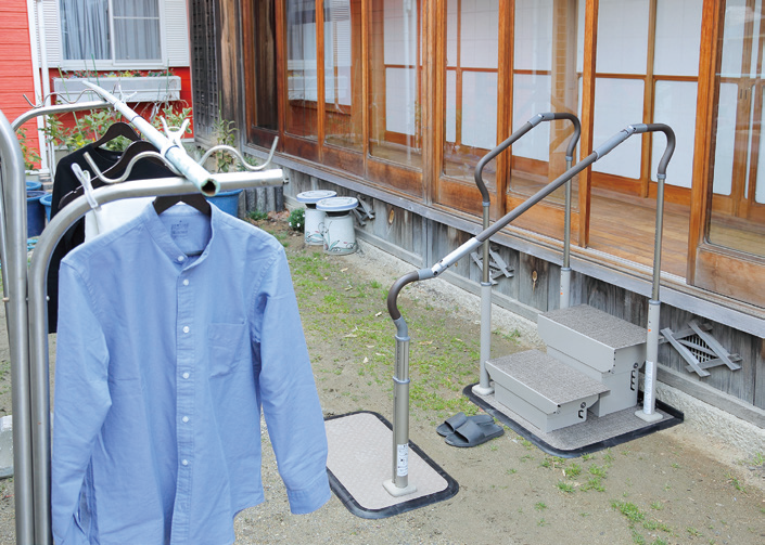 掃き出し窓から庭の物干し台までのアプローチも安全に