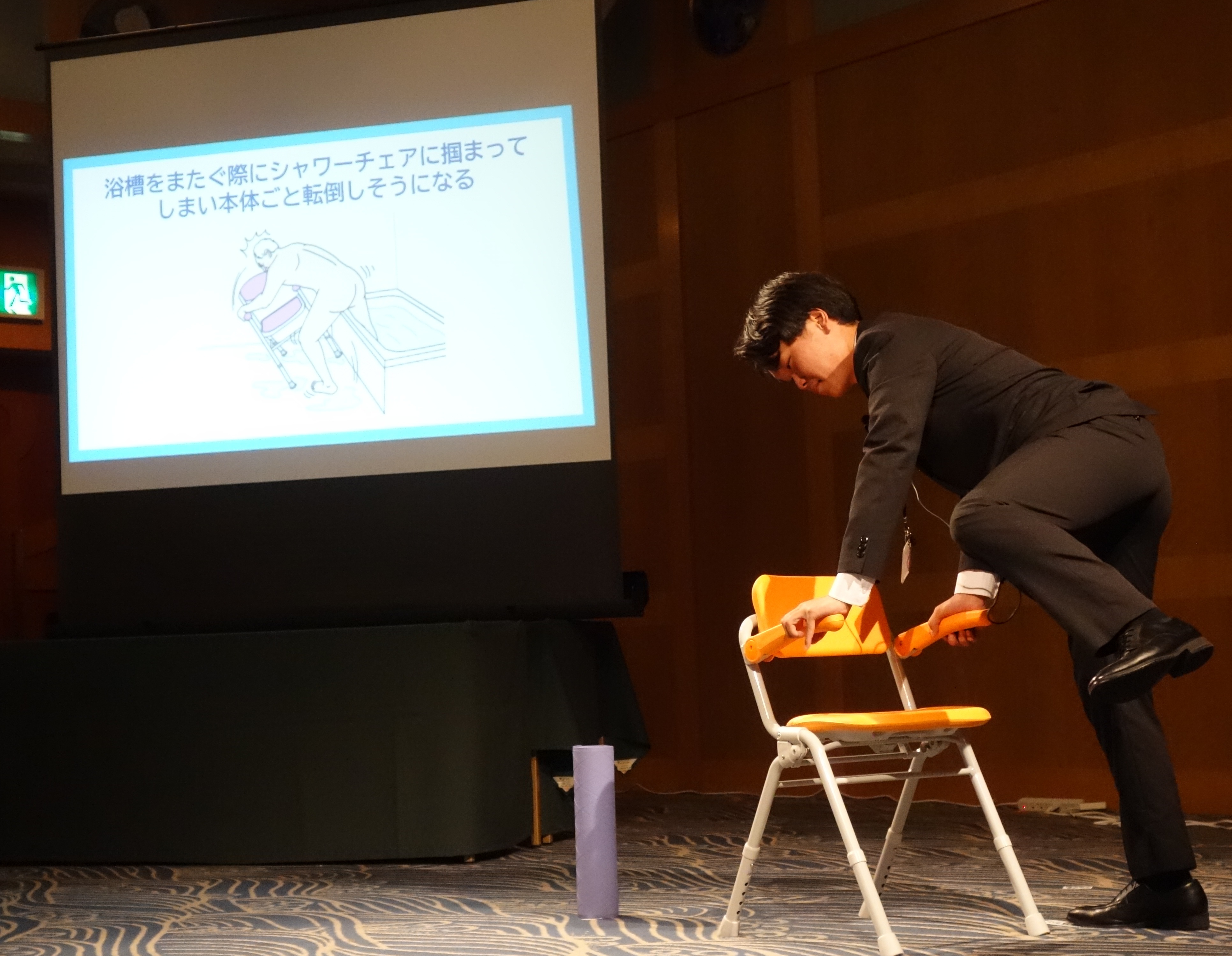シャワーチェアの跨ぎ動作によるヒヤリハットを紹介