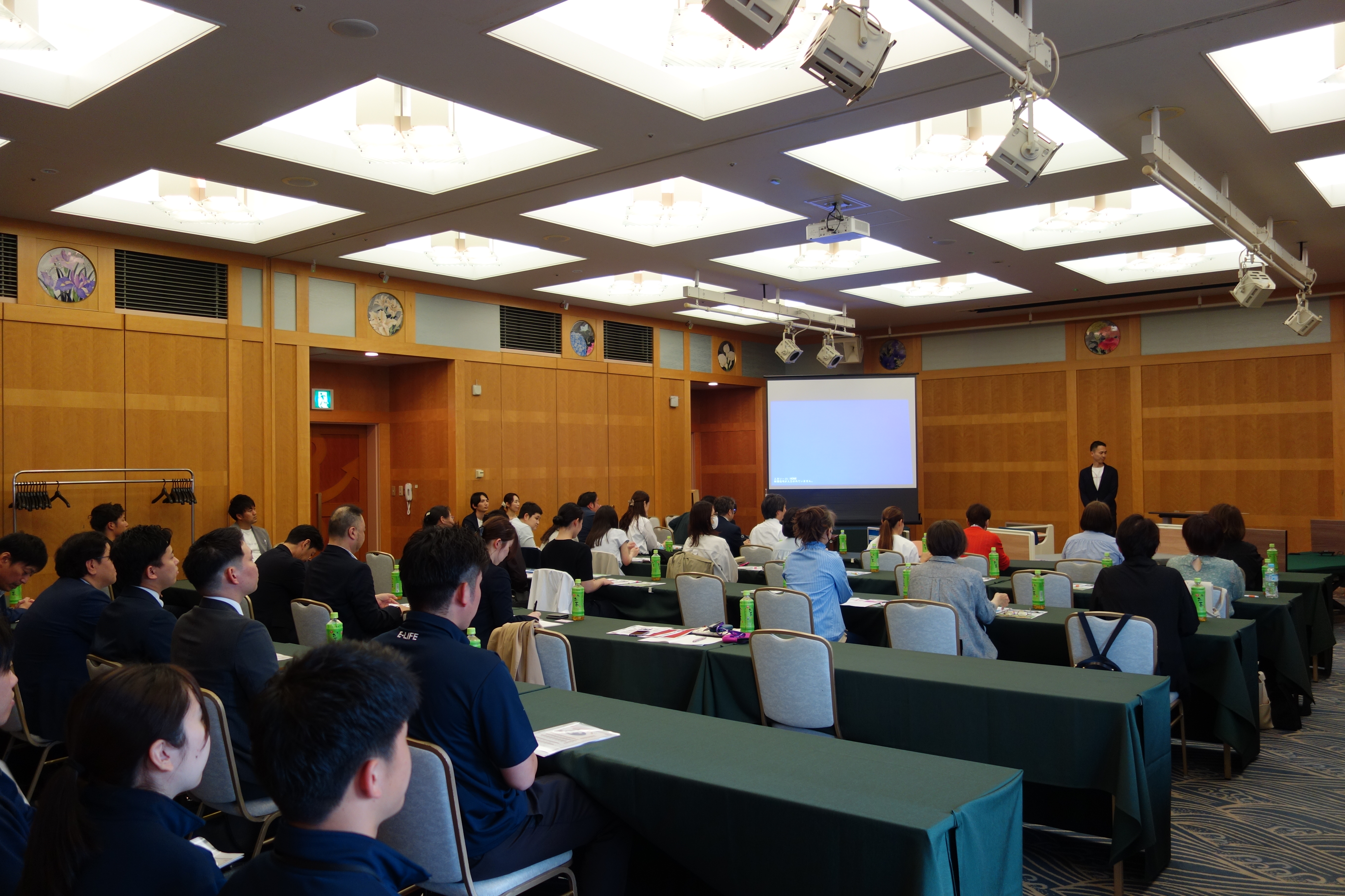 地域のケアマネジャーや福祉用具メーカーなど８０人以上が参加した