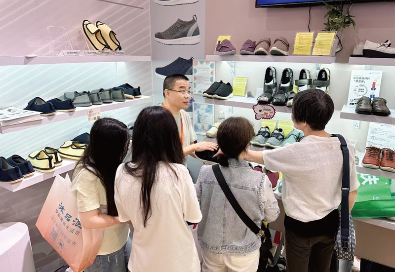 介護シューズは多くの中国人来場者の関心を集めた
