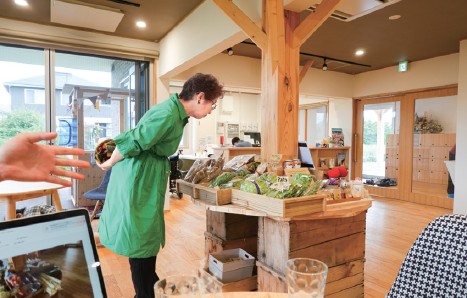 ホールでは畑でできた野菜を来訪者に販売