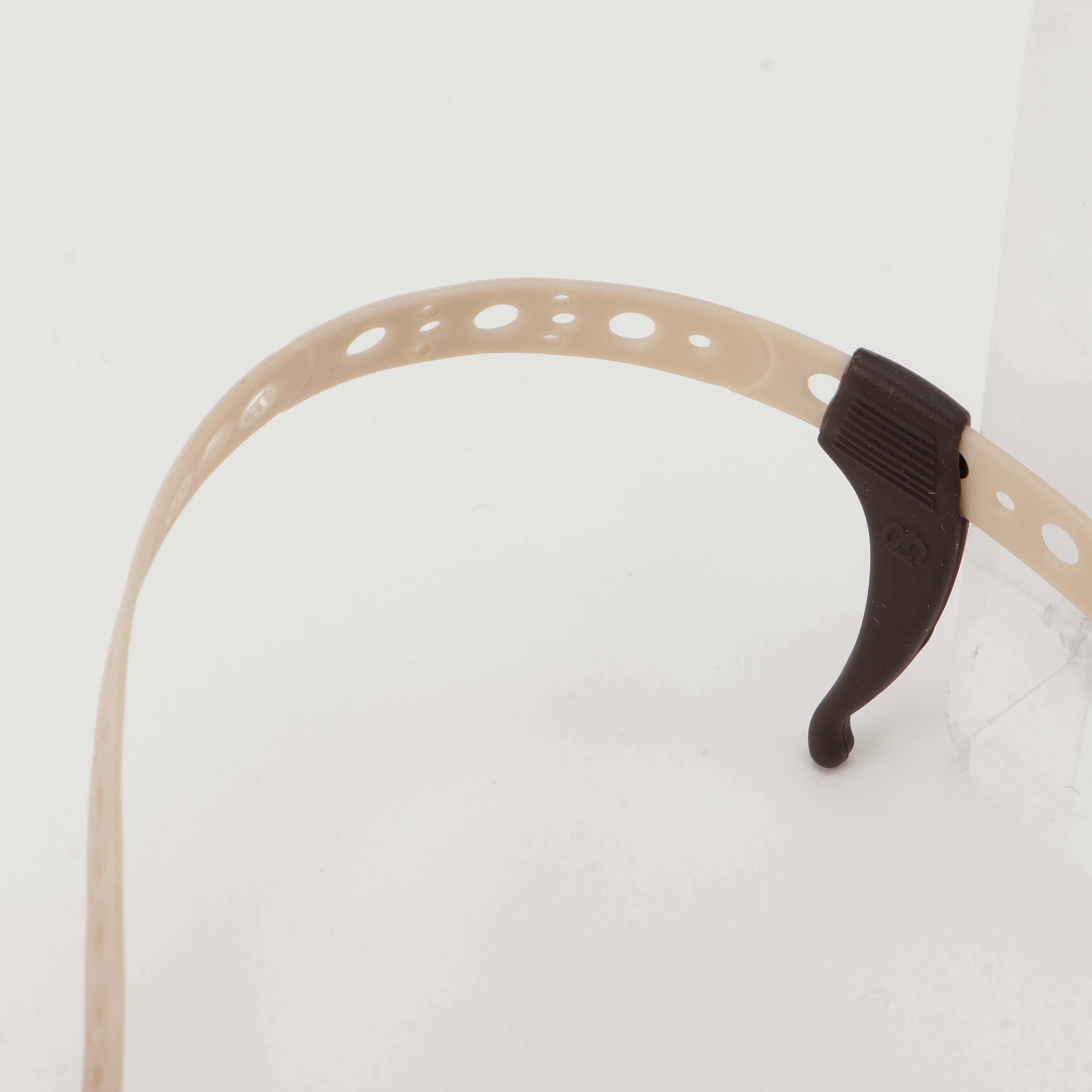 ベッドに横になった際、顔に当たっても負担の少ないしなやかなツル