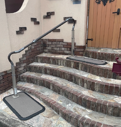 伸縮手すりは段数の多いアプローチにも対応