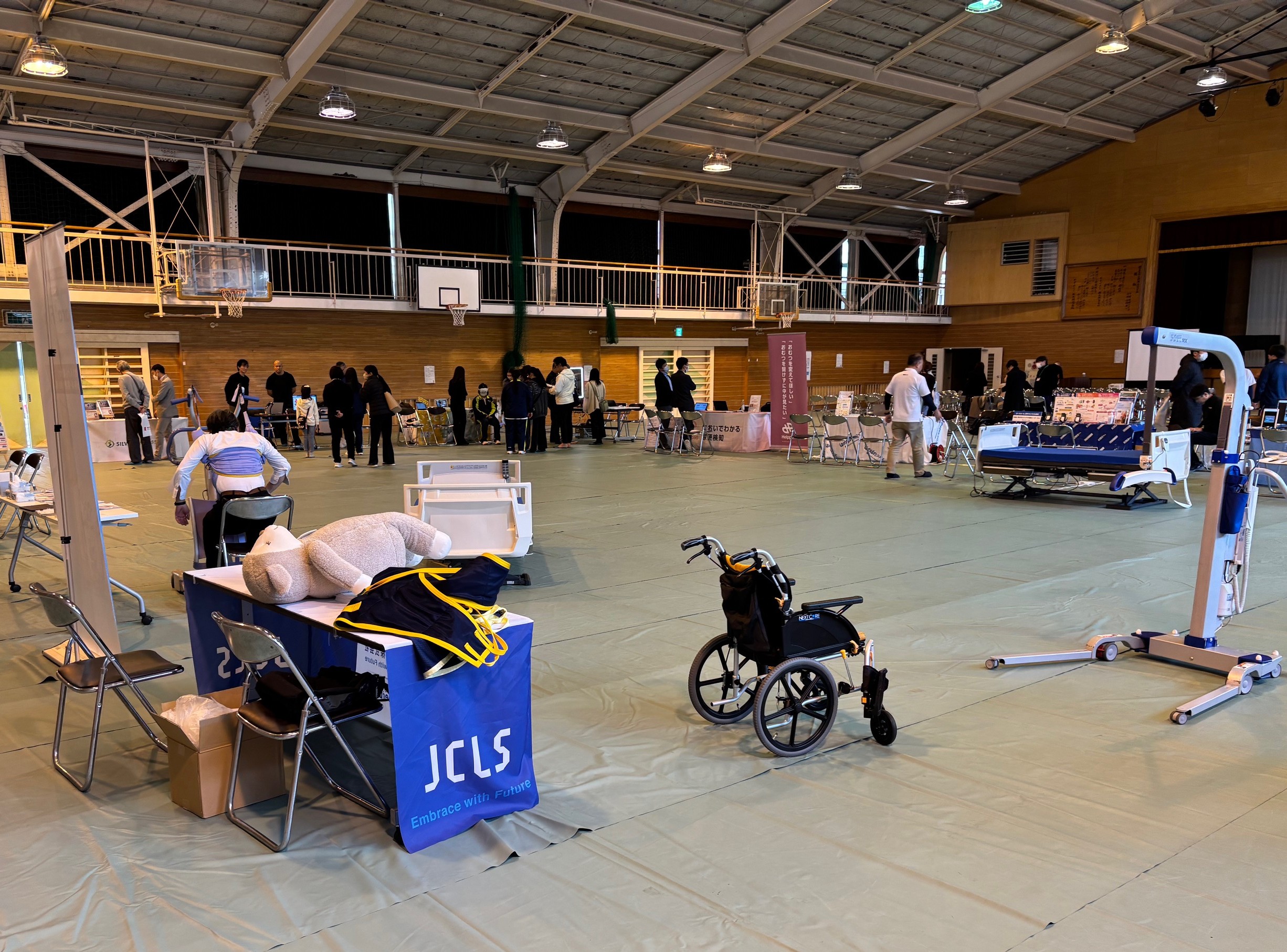 高校の体育館が展示会場に