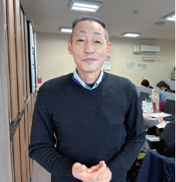 東部地域包括支援センターで。センター長の峯山建道さん（61）は、元プロボクサー。保育士の資格をとり特養勤務を始めた