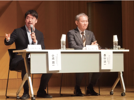 生活支援のトークセッション。「保険外＝富裕層向け」のイメージを変えていきたい、とクラウドケア・小嶋社長（左）