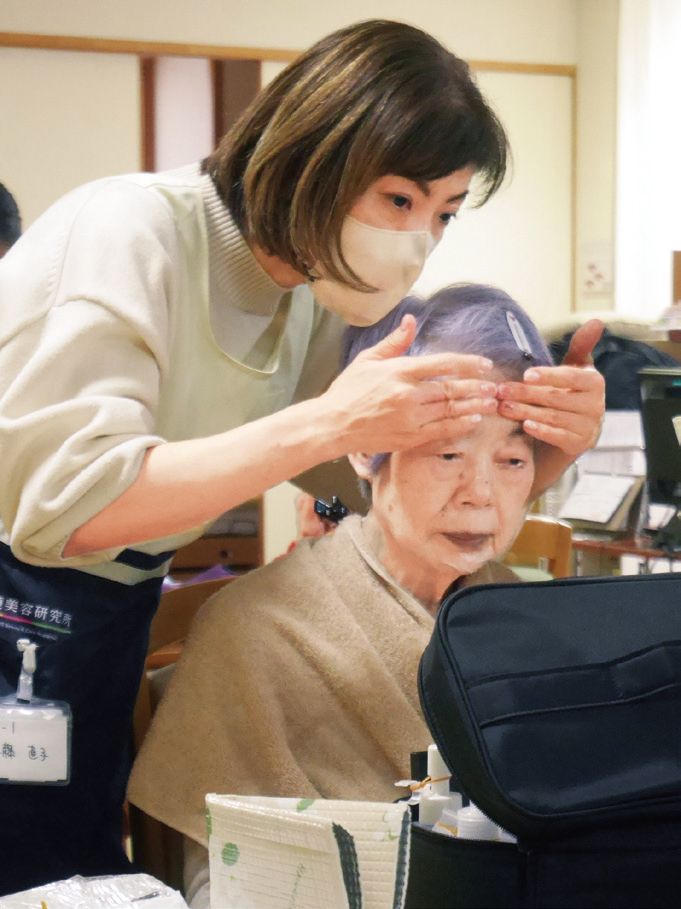 施術の流れを説明しながら入念にヘッドトリートメント