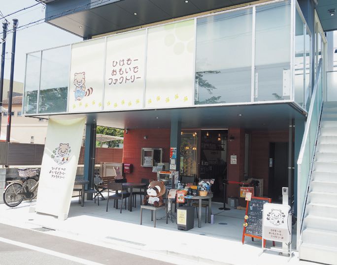 静かな住宅街に立つ。自家焙煎珈琲の香りが店外まで