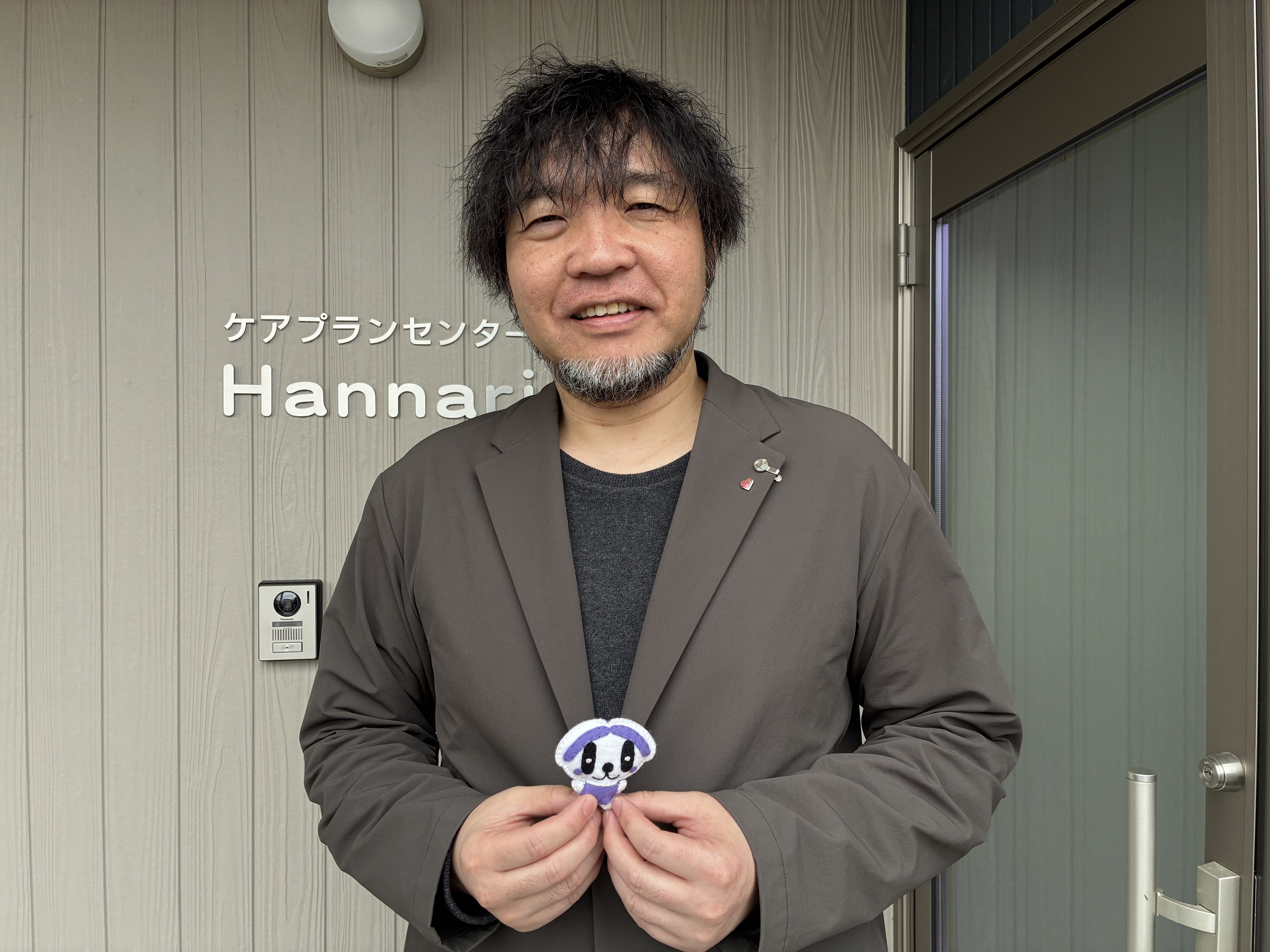 会長をつとめる京都府介護支援専門員会のキャラクター介都くんを胸に