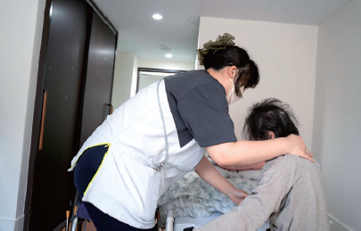 裾ファスナーを開けることで衣類が突っ張ることがなくスムーズに介助できる