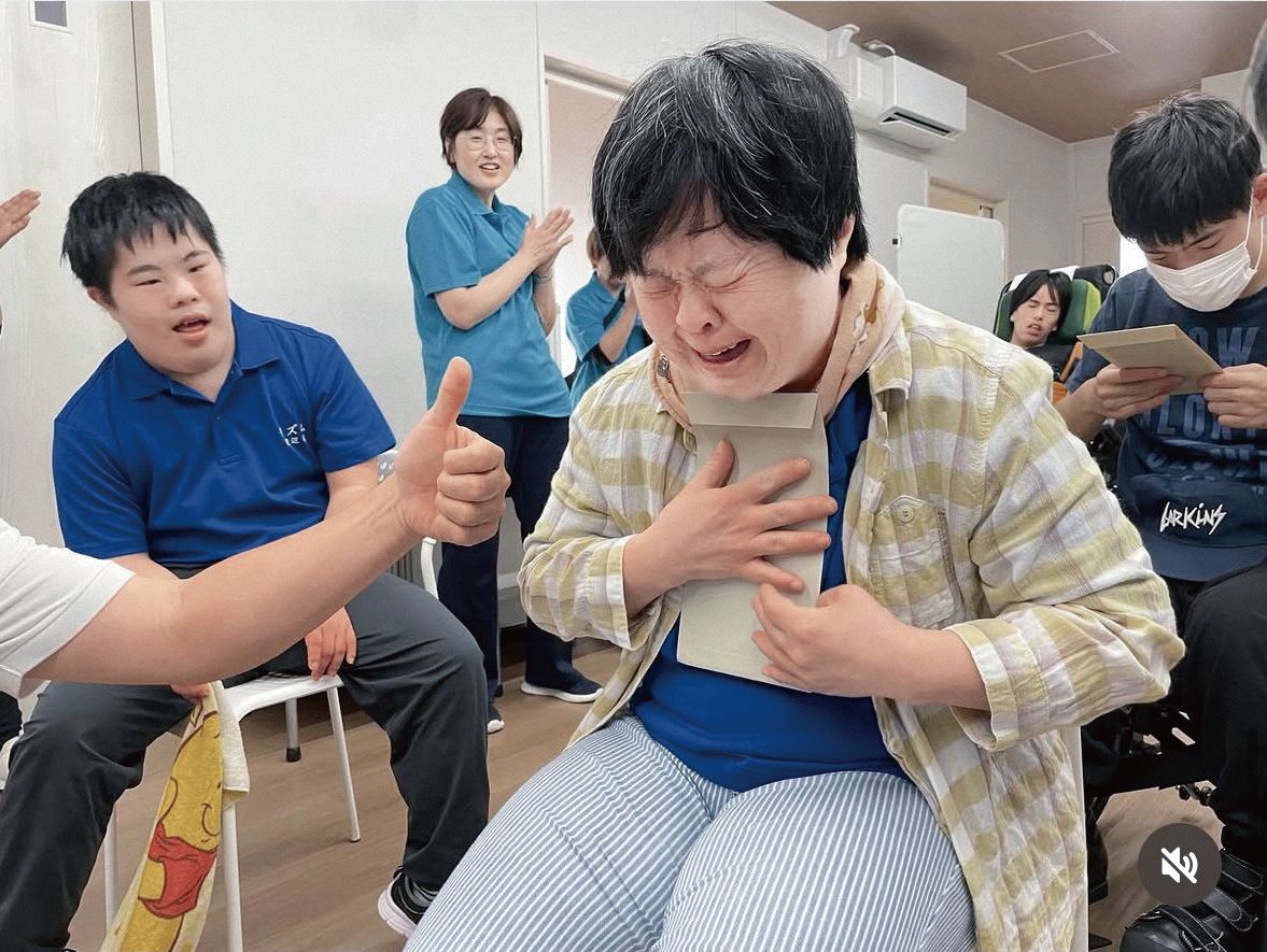 工賃を手に涙を浮かべる利用者も