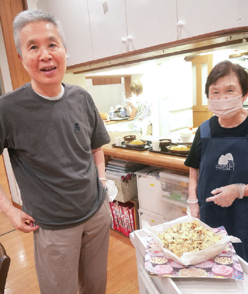 おしゃべり上手な男性利用者が慣れた様子でオニオンブレッドの提供を担当