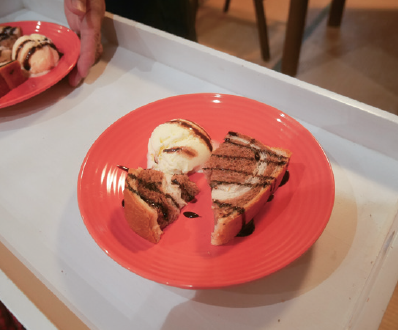 デザートはチョコを練り込んだぐるぐるパンにアイスを添えて