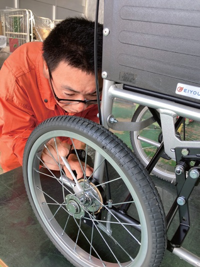 車いす整備に集中するＢ型利用者