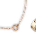 Cartier|きらめくホリデイシーズン、カルティエの「LOVE」を纏って