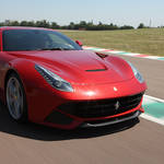 F12ベルリネッタでアロンソとマッサが激走|Ferrari