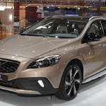 ボルボV40にクロスカントリーモデルを追加|Volvo