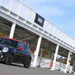 オートマチックのジョン・クーパー ワークスでサーキットを走る|MINI