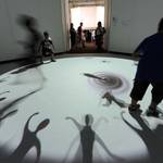 ART|光を駆使した現代アートを“遊ぶ”『魔法の美術館』