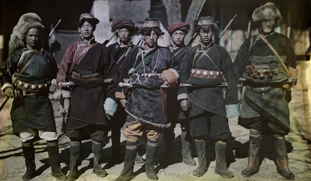 BOOK|212点の貴重な写真で紹介『100年前の写真で見る 世界の民族衣装』