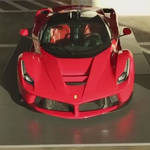 ラ フェラーリをアート作品として展示|Ferrari