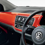 あざやかなオレンジでコーディネートしたup!|Volkswagen