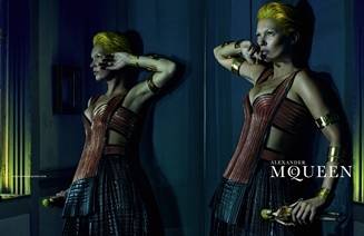 ALEXANDER McQUEEN|最新キャンペーンにケイト・モスが登場
