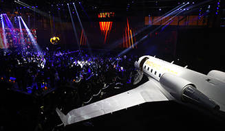 MICHAEL KORS|飛行機格納庫でファッションショー!? イベント「ジェット セット エクスペリエンス」開催