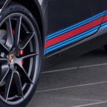 マルティーニカラーをまとったポルシェ911の特別限定車|Porsche