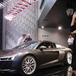 アウディ、光のインスタレーションでミラノサローネを演出|Audi