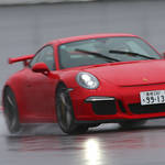 最新の911 GT3を雨の富士スピードウェイでテスト|Porsche