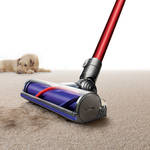 ペットの抜け毛に立ち向かう、ブラシパワーがアップした最新コードレス掃除機|Dyson
