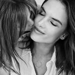 マイケル・コース 母の日に向け「Like Mother, Like Daughter」公開|MICHAEL KORS