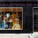 ステラ マッカートニーがストアウィンドーで動物愛護団体をサポート|STELLA McCARTNEY