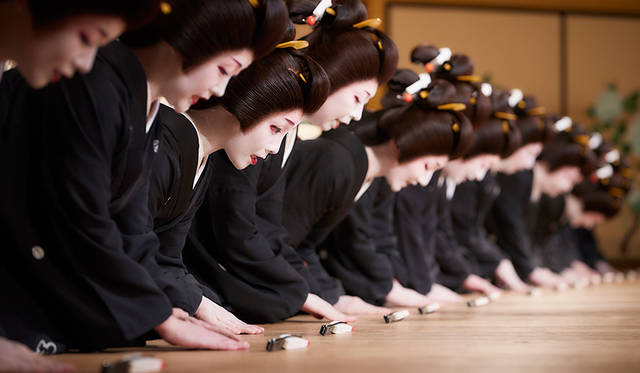 華やかな芸者衆の踊りと食の競演を楽しむ「東をどり」が今年も開催|FEATURES