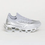 空山基がデザインするMizunoのフラッグシップモデル『WAVE PROPHECY SORAYAMA』が発売|Mizuno
