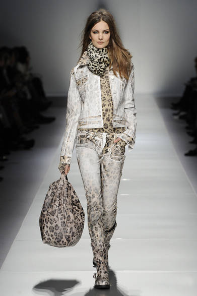 23_BLUMARINE_AI_12-13 <strong>Blumarine|ブルマリン</strong> 2012-13年秋冬コレクション速報